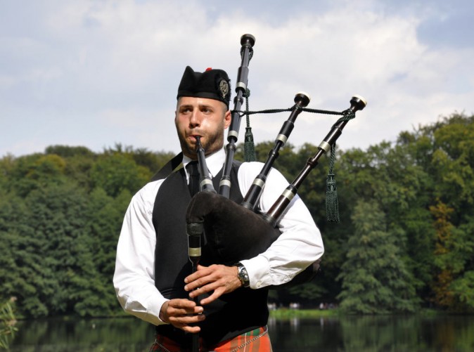 025_Royal Scotsman - Dudelsackspieler - steschum fotolia - Lernidee Reisen - Schoene Aussichten Touristik